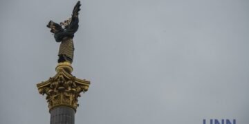 Киев после ночной атаки перевели на экстренные отключения света