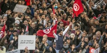 Тысячи людей протестуют в Тунисе против правления президента