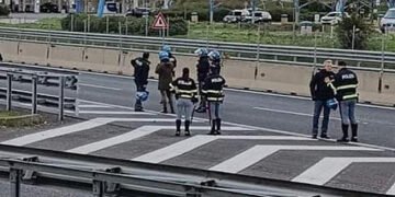 В Італії на трасі утворилася пробка у 15 км через бійку футбольних фанатів. ВІДЕО