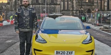 Шотландець оселився в електрокарі Tesla на знак солідарності з Україною