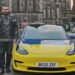 Шотландець оселився в електрокарі Tesla на знак солідарності з Україною