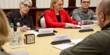 В Украину прибыла делегация высокопоставленных чиновников США. Ее возглавила замгоссекретаря Венди Шерман