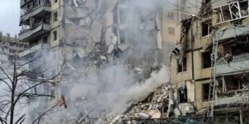 Ракетная атака на Днепр: завалы разрушенного дома будут разбирать всю ночь – мэр