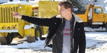 Звезда Marvel Джереми Реннер перенес операцию, но остается в критическом состоянии