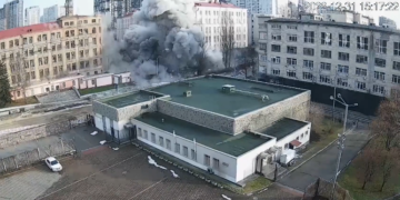 Палац Україна показав момент російського ракетного удару 31 грудня. ВІДЕО