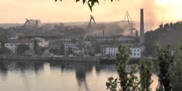 В Украине подтвердили ракетный удар по судоремонтному заводу в бухте Севастополя