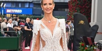 Ледь не гола: леді Вікторія Герві у білій сукні сяяла на Vogue World: London. ФОТО