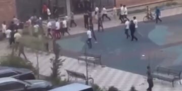 В российской махачкале около 50 подростков устроили массовую драку возле школы
