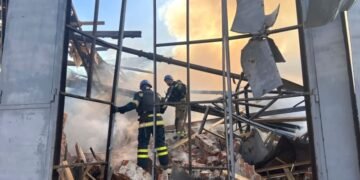 В Кривом Роге ракета ударила в здание полиции. Есть жертвы