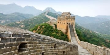 Набридло об’їжджати: робітники знесли екскаватором частину Великої Китайської стіни