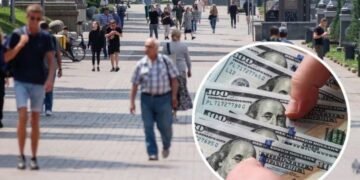 Украинцы жалуются на доллары из ПриватБанка: что происходит с купюрами