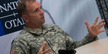 “Пусть Украина отдаст Крым ради мира”, – Ходжес разнес тех, кто сидит “за 8000 км” от минных полей