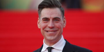 Путініст Дюжев приїхав до окупованого Донецька, де пофантазував про перемогу Росії та назвав загарбників “прикладом для всього світу”