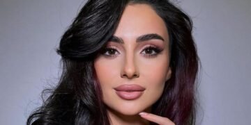 Анна Трінчер у напівпрозорому боді влаштувала дикі танці у вогняному колі в новому кліпі