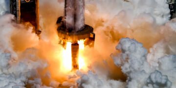 SpaceX опубликовала фото со второго испытания Super Heavy. Сработали все двигатели