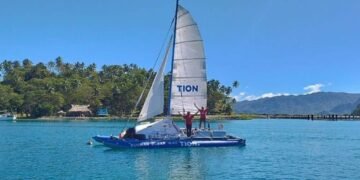 Акули атакували катамаран із росіянами в Тихому океані: судно затонуло. ФОТО