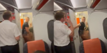 Пасажири зайнялися сексом в туалеті літака та публічно зганьбилися
