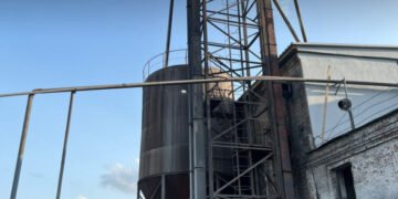 Выкачивали по 10 тонн спирта каждый день: в Житомирской области работники завода проложили собственную трубу