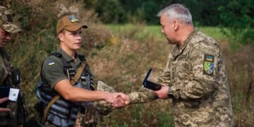 Командующий Объединенных Сил ВСУ наградил военнослужащих, которые сбили крылатую ракету Х-101 из “Стингера”