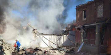 В Кривом Роге российская ракета попала в админздание, известно об одном погибшем, есть раненые