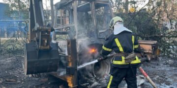 На Киевщине из-за обстрела возник пожар на территории торгового предприятия