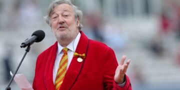 Стивен Фрай примет участие в открывающемся в Киеве форуме по   вопросам психологической помощи