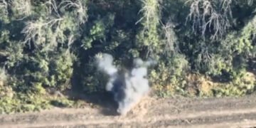 Под Соледаром украинские воины уничтожили новую порцию техники оккупантов с помощью FPV-дронов