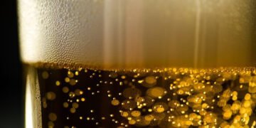 У Китаї семирічний хлопчик приніс до школи пиво та напоїв їм однокласників