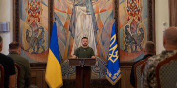 “Заботьтесь о воинах и о государстве”: Зеленский вручил погоны генералов военнослужащим Украины военнослужащим