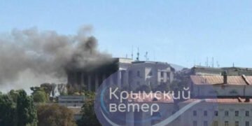 Удар по штабу флота в Севастополе: в сети распространяется фото и видео ракетной атаки