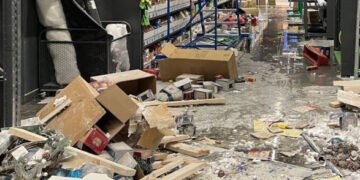 Появились записи первых минут после вчерашнего обстрела Никополя с бодикамер полицейских