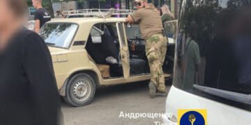 “Избирательная точка” на капоте авто: как оккупанты в Мариуполе проводят “выборы”