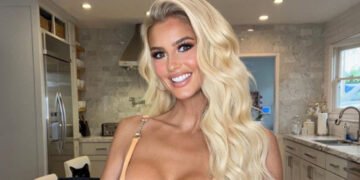 Красива блондинка: зірка реаліті у мандариновому бікіні похизувалася пишними сексуальними грудьми. ФОТО
