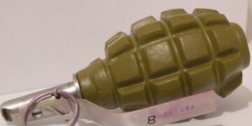 Під Києвом 17-річній дівчині коханець її матері погрожував бойовою гранатою. ВІДЕО