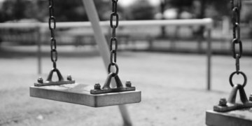 У Кривому Розі 22-річний хлопець повісився на дитячому майданчику