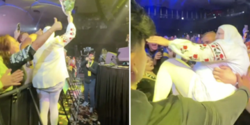 “Мама” Вєрки Сердючки без спідниці полізла в зал через огорожу на концерті в Торонто, чим не на жарт налякала охоронців. ВІДЕО