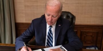 Президент США подписал закон о  временном бюджете. В него не вошла помощь Украине