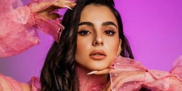 Анна Трінчер у відвертому купальнику похизувалася спокусливими формами