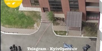 Запустили прямой эфир и выпали из окна: в Киеве совершили суицид брат и сестра. ВИДЕО
