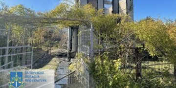 Россияне ударили ракетами по пригороду Запорожья: разрушены дома, есть жертвы. ФОТО