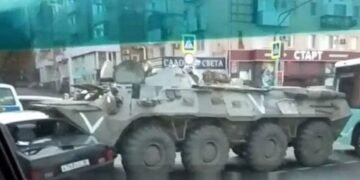 В Луганске оккупанты на БТР раздавили легковушку с людьми. ВИДЕО