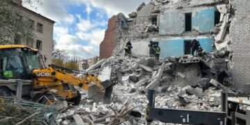 Оккупанты разбомбили общежитие в Славянске: под завалами находятся люди. ФОТО