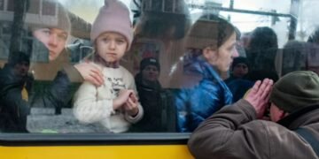 Обязательная эвакуация детей в Украине: список населенных пунктов расширен