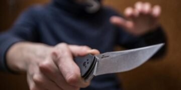 Раздетый мужчина напал на полицейских: кровь, раны, травмы