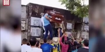 На похоронах в Мексике не удержали гроб и уронили покойника. ВИДЕО