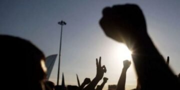 Погром в РФ: толпа «антифашистов» допрашивает мужчину, которого приняли за еврея. ВИДЕО