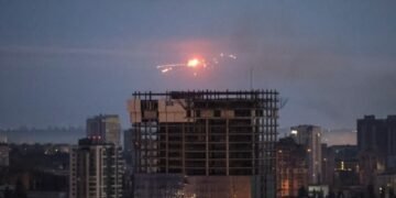 Во время ночных атак в Украине сбили 24 дрона. В РФ десятки сёл без света