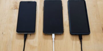 Просто зажміть одну кнопку: як пришвидшити заряджання телефона в декілька разів