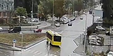 У Києві автобус протаранив вантажівку та легковик: постраждав пішохід. ВІДЕО