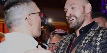 Усик і Ф’юрі влаштували дуель поглядів у ринзі після бою “Циганського короля” з Нганну. ВІДЕО